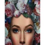 Διακοσμητικό Τοίχου Κρεμαστό Γυναίκα Φοράει Λουλούδια Πολύχρωμο Βελούδο 105x2.5x136cm